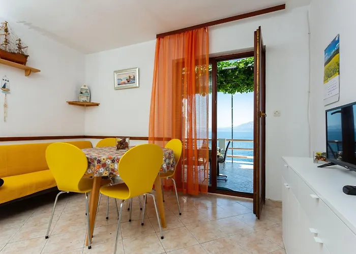 펜션 Robinson Delphinus Gdinj