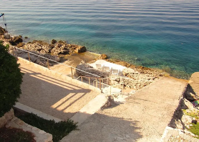 Robinson Delphinus 펜션 *